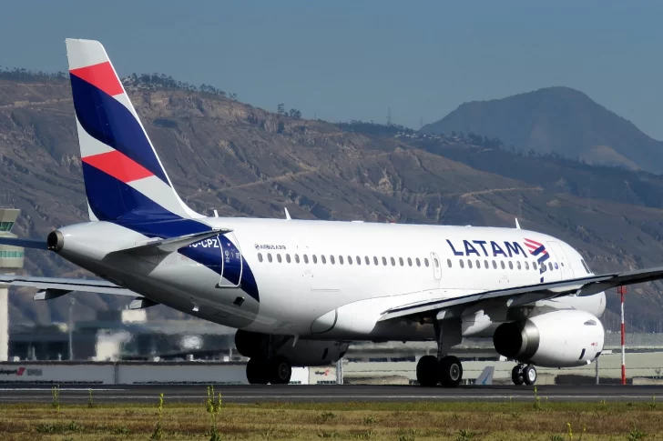 LATAM prohibirá cuatro tipos de cubrebocas en sus vuelos