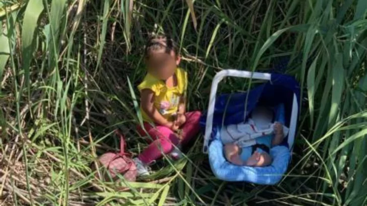 Hallaron a dos niños abandonados en la frontera de México con Estados Unidos Hallaron a dos niños abandonados en la frontera de México con Estados Unidos