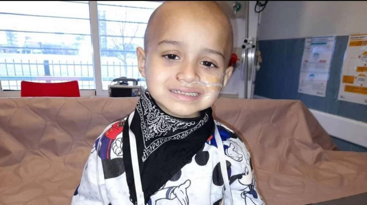 Un nene tiene cáncer terminal y su familia pide un avión sanitario para volver a Tucumán Un nene tiene cáncer terminal y su familia pide un avión sanitario para volver a Tucumán