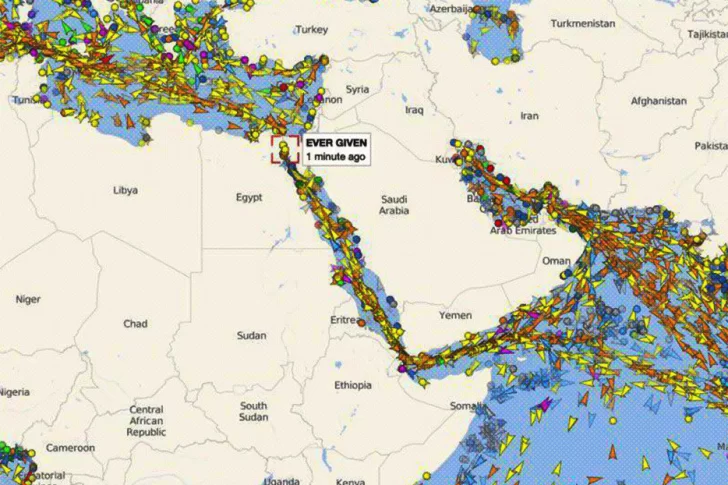 Ya son 238 los barcos embotelladas por el buque encallado en el Canal de Suez