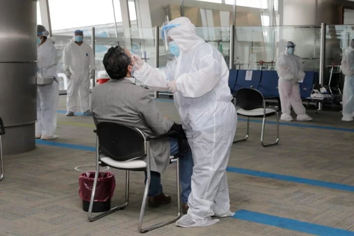 Infectólogos advierten que el método de testeo en Ezeiza no detecta eficientemente las nuevas variables