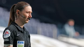 La televisión iraní cortó más de 100 veces un partido para no mostrar las piernas de la juez de línea