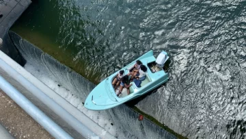 [VIDEO] Un bote con 4 mujeres quedó atascado a varios metros de altura, al borde de una represa