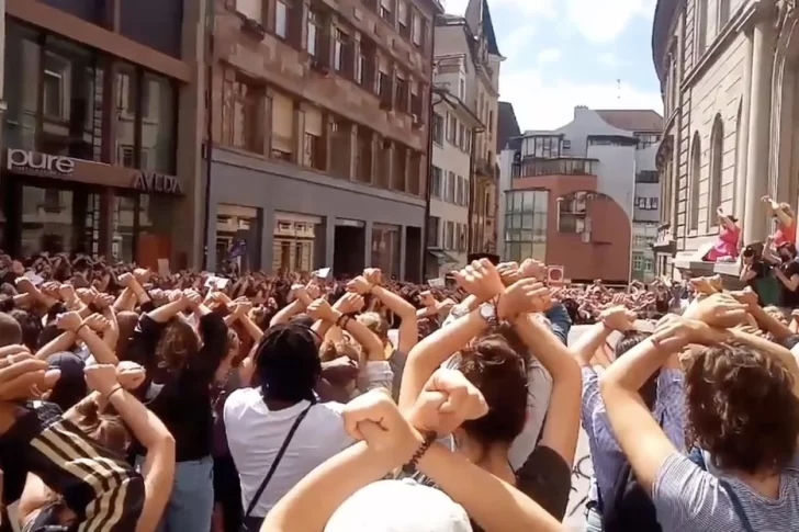 Reducen la pena a un violador porque la agresión sexual duró “solo” 11 minutos y cientos de manifestantes protestaron