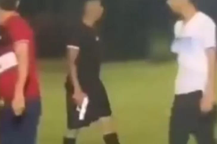 Un árbitro fue increpado por hinchas y sacó un arma para defenderse
