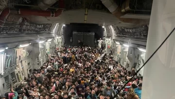 Rescate récord: un solo avión militar estadounidense evacuó a 823 personas en Afganistán Rescate récord: un solo avión militar estadounidense evacuó a 823 personas en Afganistán