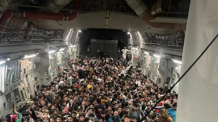 Rescate récord: un solo avión militar estadounidense evacuó a 823 personas en Afganistán Rescate récord: un solo avión militar estadounidense evacuó a 823 personas en Afganistán