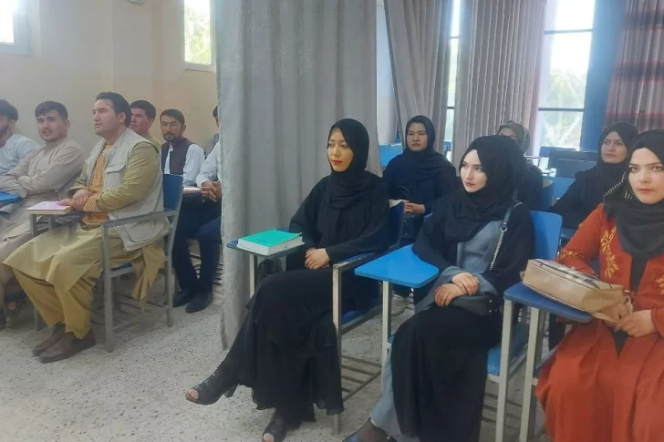 Así son las clases en una universidad de Afganistán: una cortina divide hombres de mujeres