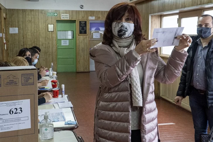 Cristina Fernández votó en el Sur y no quiso hacer declaraciones