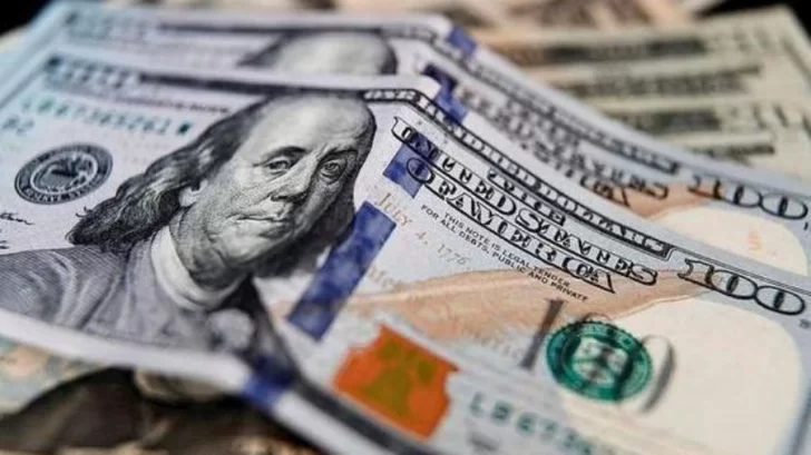 El dólar oficial subió 42 centavos y el blue se negoció con un aumento de un peso El dólar oficial subió 42 centavos y el blue se negoció con un aumento de un peso