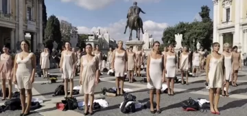 Azafatas italianas se desnudaron en protesta por las condiciones de trabajo Azafatas italianas se desnudaron en protesta por las condiciones de trabajo