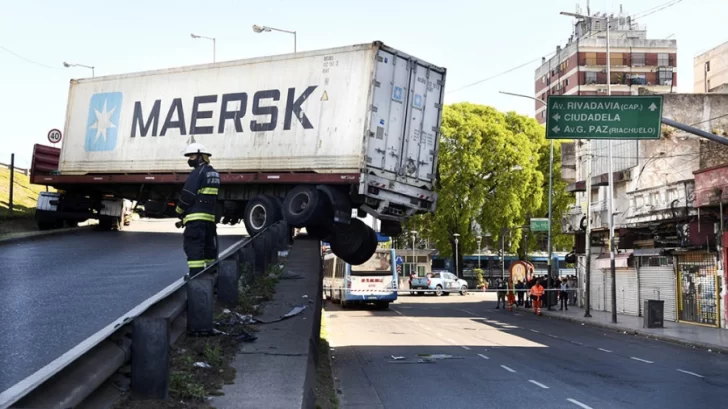 Un camión se quedó sin frenos y quedó colgando en una avenida Un camión se quedó sin frenos y quedó colgando en una avenida