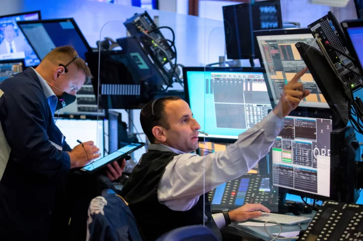 Sube el petróleo, caen las bolsas globales y arrastran a los bonos Sube el petróleo, caen las bolsas globales y arrastran a los bonos