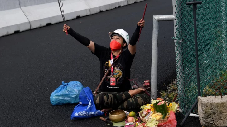 Realizó un ritual para ahuyentar la lluvia luego de que cayera un rayo en la pista Realizó un ritual para ahuyentar la lluvia luego de que cayera un rayo en la pista