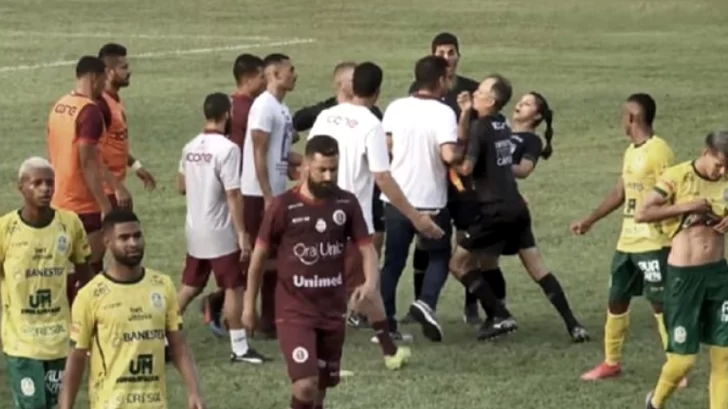 Un DT brasileño le dio un cabezazo a una juez de línea y fue despedido Un DT brasileño le dio un cabezazo a una juez de línea y fue despedido
