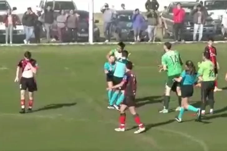 Detienen a un jugador por golpear desde atrás a una árbitra en un partido de fútbol argentino