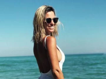 Rocío Guirao Díaz, de colaless con su amiga en la playa