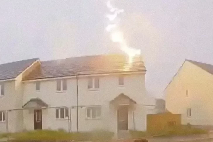 VIDEO: un rayo cayó sobre una casa recién construida