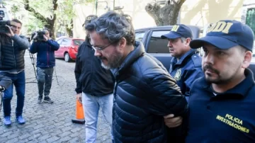 Absuelven a policía que mató de un balazo a un hombre que iba en un auto robado