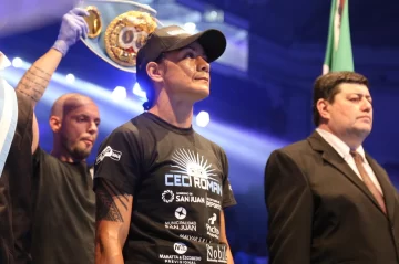 Cecilia Román, ama y señora del título mundial gallo de la FIB Cecilia Román, ama y señora del título mundial gallo de la FIB