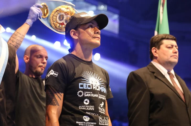 Cecilia Román, ama y señora del título mundial gallo de la FIB Cecilia Román, ama y señora del título mundial gallo de la FIB