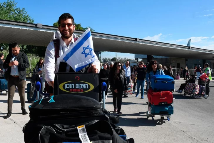 Llegó al país el cuarto vuelo de Aerolíneas Argentinas con 247 argentinos repatriados