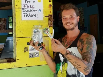 Regala cigarrillos de marihuana a quienes recojan basura en Jamaica Regala cigarrillos de marihuana a quienes recojan basura en Jamaica