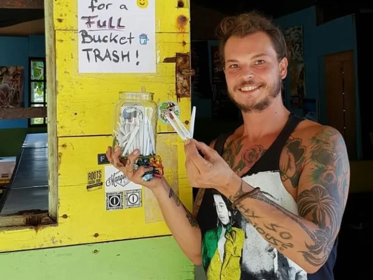 Regala cigarrillos de marihuana a quienes recojan basura en Jamaica Regala cigarrillos de marihuana a quienes recojan basura en Jamaica