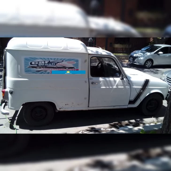 El rebusque de un sanjuanino que se quedó sin trabajo y lava autos a domicilio