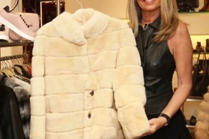 Quién es la diseñadora que contrajo cronavirus en Europa y fue directo a una boda en Uruguay