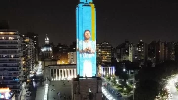 Así se iluminó el Monumento a la Bandera en la previa de la final de la Copa América Así se iluminó el Monumento a la Bandera en la previa de la final de la Copa América