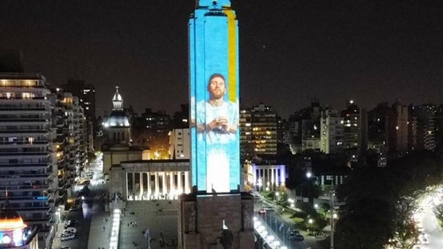 Así se iluminó el Monumento a la Bandera en la previa de la final de la Copa América Así se iluminó el Monumento a la Bandera en la previa de la final de la Copa América