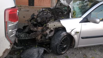 Conducía ebrio, chocó una camioneta estacionada y terminó con el auto destruido Conducía ebrio, chocó una camioneta estacionada y terminó con el auto destruido