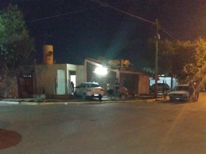 Chocó en una esquina y se incrustó en una casa Chocó en una esquina y se incrustó en una casa