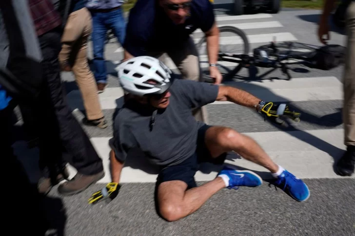 Joe Biden se pegó un terrible golpe cuando quiso bajar de su bicicleta
