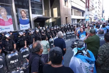 Incidentes en la puerta del PAMI por una protesta de excombatientes de Malvinas Incidentes en la puerta del PAMI por una protesta de excombatientes de Malvinas