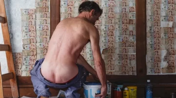 Es fotógrafa y desnudó a su marido para retratar la inflación en Argentina Es fotógrafa y desnudó a su marido para retratar la inflación en Argentina