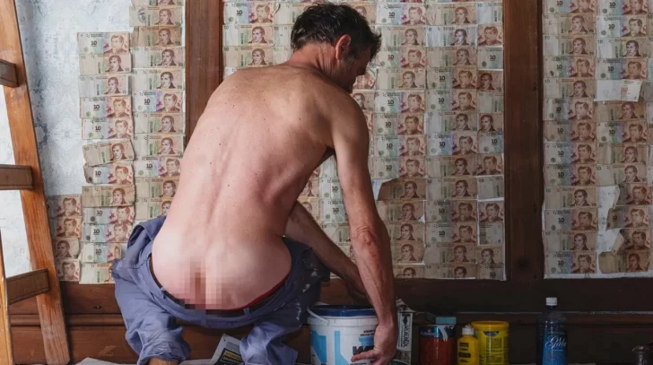 Es fotógrafa y desnudó a su marido para retratar la inflación en Argentina Es fotógrafa y desnudó a su marido para retratar la inflación en Argentina