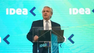 Fernández anunció que facilitarán la inserción laboral de beneficiarios de planes sociales Fernández anunció que facilitarán la inserción laboral de beneficiarios de planes sociales