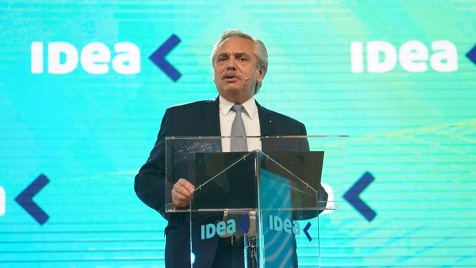 Fernández anunció que facilitarán la inserción laboral de beneficiarios de planes sociales Fernández anunció que facilitarán la inserción laboral de beneficiarios de planes sociales