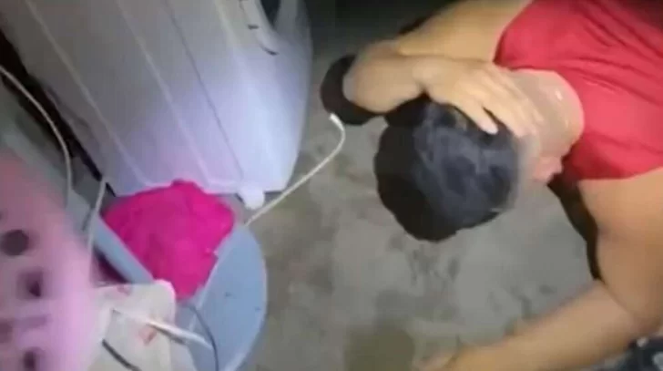 Fueron a detenerlo por un robo y lo encontraron desnudo, teniendo sexo con su mujer