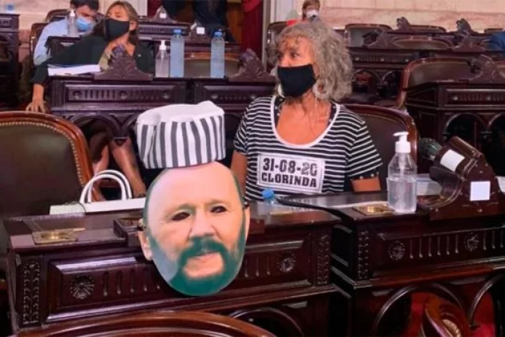 Una diputada fue vestida como presa al Congreso en reclamo por la situación en Formosa