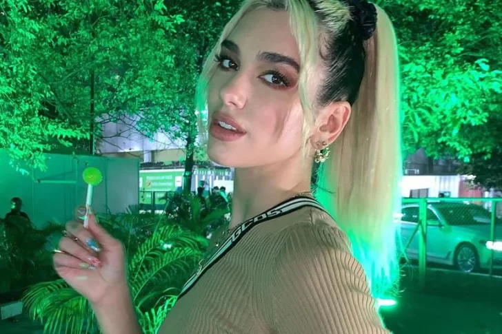 Dua Lipa, muy sensual al lucir un corpiño de encaje