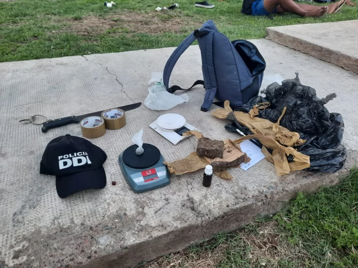 Sorprenden a dos hermanos con marihuana: vecinos intentaron impedir la detención Sorprenden a dos hermanos con marihuana: vecinos intentaron impedir la detención