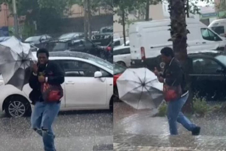 El desopilante momento en que un joven intenta salvar su paraguas de los fuertes vientos