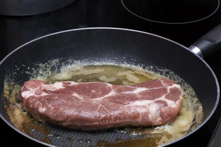 Castigo polémico: obligó a su hija vegana a cocinar carne por tirar la comida de la familia