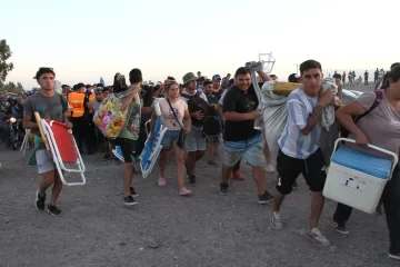 Aún hay largas filas en El Villicum, pero pocas entradas para ver el partido Argentina-Brasil Aún hay largas filas en El Villicum, pero pocas entradas para ver el partido Argentina-Brasil