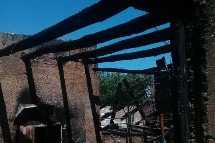 Pocito: una mujer con 9 hijos perdió todo en un incendio