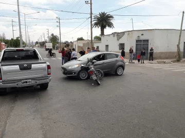 Choque en Rawson: una moto quedó incrustada en un auto Choque en Rawson: una moto quedó incrustada en un auto