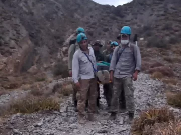 Se lesionó el tobillo haciendo trekking y debieron rescatarla del cerro Tres Marías Se lesionó el tobillo haciendo trekking y debieron rescatarla del cerro Tres Marías
